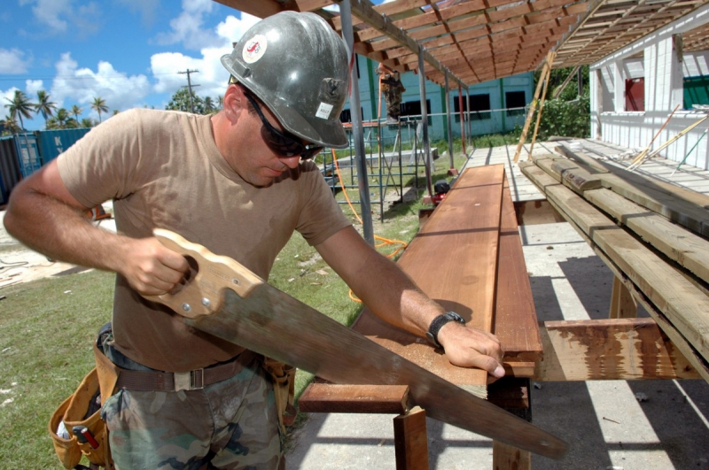 ebeniste-ROQUEBRUNE CAP MARTIN-min_worker_construction_building_carpenter_male_job_build_helmet-893290